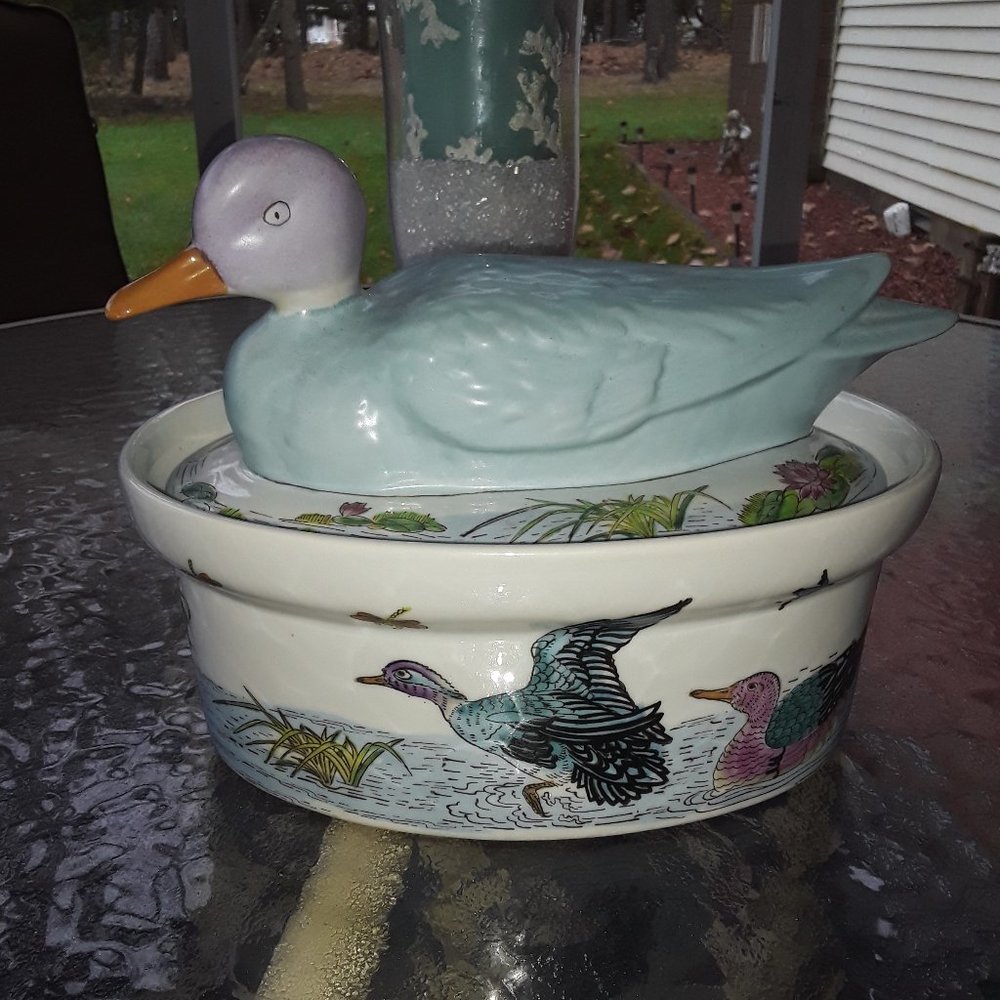 A Nove Finton Design Chinese porcelain hand decorated in Macau